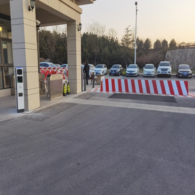 河北省紀(jì)檢監(jiān)察工作保障中心車牌識(shí)別路障翻板機(jī)